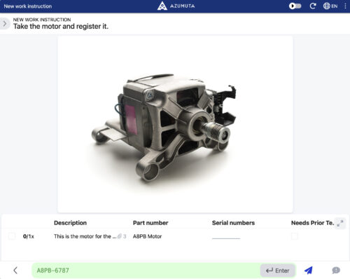 Interface voor digitale werkinstructies met een motor met onderdeelnummer A8PB en een prompt om deze in te schrijven, inclusief een afbeelding, onderdelenbeschrijving en invoerveld voor serienummer.
