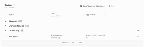 Capture d'écran de l'onglet « Appareils » dans l'interface d'administration Azumuta, montrant 15 appareils au total, avec 0 actifs. Les appareils sont regroupés sous « Tous les appareils », « Appareils non groupés » et un groupe personnalisé. Un appareil nommé « Nouvel appareil » est assigné à l'utilisateur Richard Harris, avec une dernière activité il y a un mois et une version d'application listée.